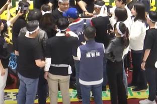 记者：梅西日本行赛后走后门离开，给花300万日元的VIP球迷们签名